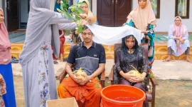 Foto: Prosesi siraman 7 bulanan di Desa Tambaksari, Kecamatan Rubaru, Sumenep, sebagai tradisi doa dan simbol harapan keselamatan bagi ibu dan calon bayi