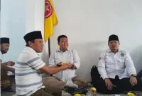 Foto: Ketua AWDI Sumenep M. Rakib menyerahkan tumpeng kepada Kadis Kominfo Sumenep Indra Wahyudi.