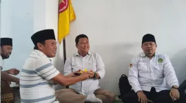 Foto: Ketua AWDI Sumenep M. Rakib menyerahkan tumpeng kepada Kadis Kominfo Sumenep Indra Wahyudi.