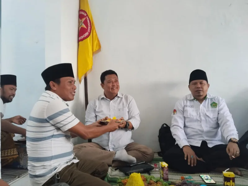 Foto: Ketua AWDI Sumenep M. Rakib menyerahkan tumpeng kepada Kadis Kominfo Sumenep Indra Wahyudi.