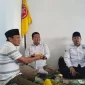 Foto: Ketua AWDI Sumenep M. Rakib menyerahkan tumpeng kepada Kadis Kominfo Sumenep Indra Wahyudi.