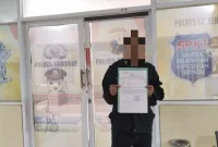 Foto: Seorang pemuda menunjukkan Surat Tanda Penerimaan Laporan (STTLP) usai melapor di SPKT Polres Sumenep.
