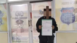 Foto: Seorang pemuda menunjukkan Surat Tanda Penerimaan Laporan (STTLP) usai melapor di SPKT Polres Sumenep.
