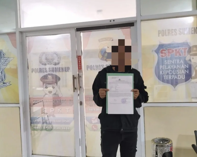 Foto: Seorang pemuda menunjukkan Surat Tanda Penerimaan Laporan (STTLP) usai melapor di SPKT Polres Sumenep.