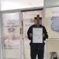 Foto: Seorang pemuda menunjukkan Surat Tanda Penerimaan Laporan (STTLP) usai melapor di SPKT Polres Sumenep.