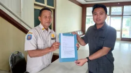 Foto: Aktivis Dedy menyerahkan aduan resmi ke Sekretariat DPRD Pamekasan, Rabu (7/1/2026).