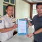 Foto: Aktivis Dedy menyerahkan aduan resmi ke Sekretariat DPRD Pamekasan, Rabu (7/1/2026).