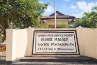 Foto: Tampak depan Kantor Polsek Pasongsongan, Kabupaten Sumenep.