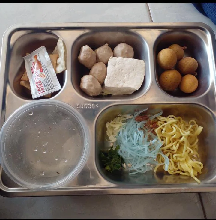 Foto: Menu MBG yang dipertanyakan kelayakan gizinya.