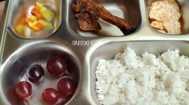 Foto: Menu MBG dengan porsi dan lauk terbatas yang menuai sorotan wali murid.