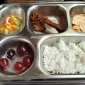 Foto: Menu MBG dengan porsi dan lauk terbatas yang menuai sorotan wali murid.