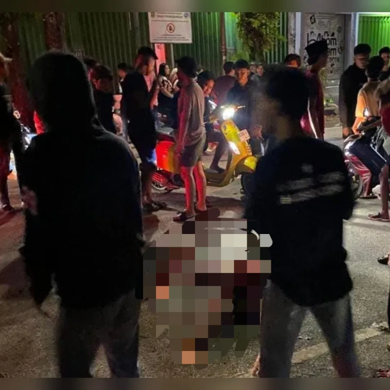 Foto: Warga berkerumun di lokasi kecelakaan lalu lintas maut di Jalan Diponegoro, Sumenep, Minggu (18/1/2026) dini hari.
