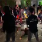 Foto: Warga berkerumun di lokasi kecelakaan lalu lintas maut di Jalan Diponegoro, Sumenep, Minggu (18/1/2026) dini hari.
