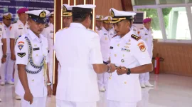Foto: Serah terima jabatan Danlanal Batuporon ditandai dengan penyerahan simbol komando dalam upacara resmi di lingkungan TNI Angkatan Laut.