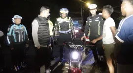 Foto: Kapolres Sumenep AKBP Anang Hardiyanto, S.I.K. memimpin langsung patroli KRYD dan memberikan imbauan kepada pengendara saat operasi pencegahan balap liar di wilayah Kabupaten Sumenep, Minggu (25/1/2026) dini hari.