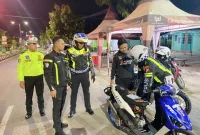 Foto: Kasat Lantas Polres Sumenep AKP Beny Kuncoro, S.Tr.K., S.I.K. saat patroli antisipasi balap liar di depan Pos Opsnal 12.0 Trunojoyo, Kota Sumenep.