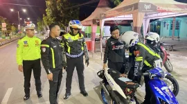 Foto: Kasat Lantas Polres Sumenep AKP Beny Kuncoro, S.Tr.K., S.I.K. saat patroli antisipasi balap liar di depan Pos Opsnal 12.0 Trunojoyo, Kota Sumenep.