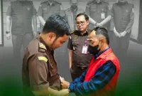 Foto: Tersangka AHS saat menjalani proses penahanan oleh Kejaksaan Tinggi Jawa Timur terkait dugaan korupsi BSPS 2024 Sumenep.