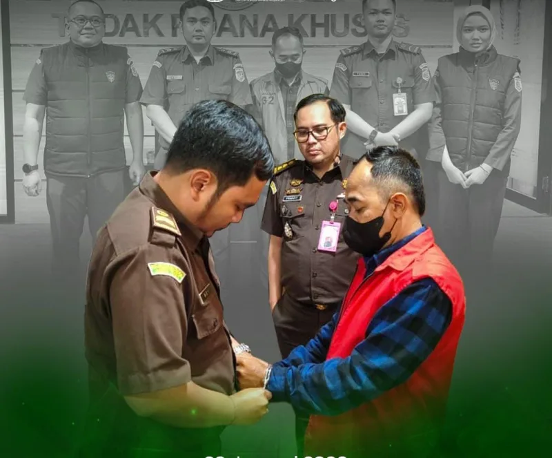 Foto: Tersangka AHS saat menjalani proses penahanan oleh Kejaksaan Tinggi Jawa Timur terkait dugaan korupsi BSPS 2024 Sumenep.