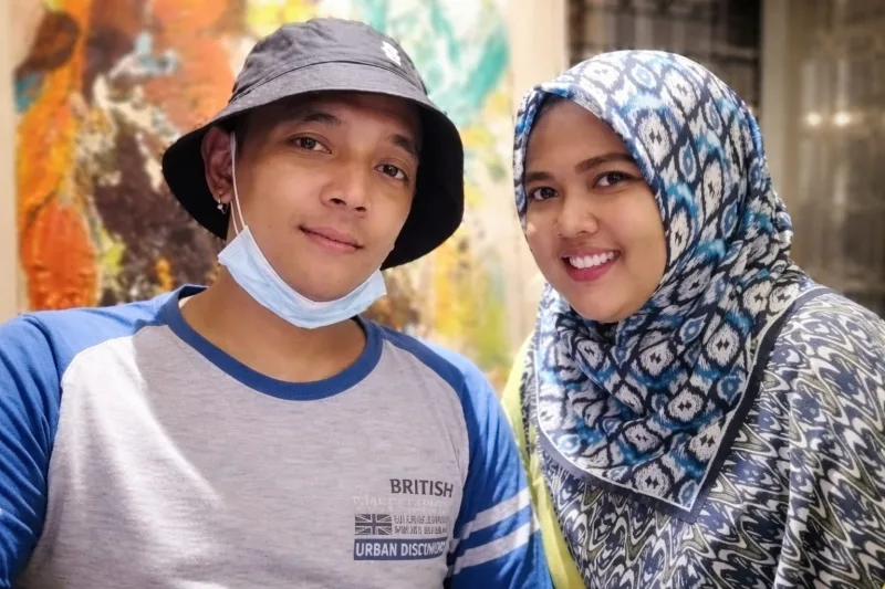 Foto: Hogi Minaya bersama istrinya. (Dok. Istimewa)