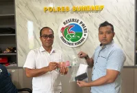 Foto: Kasat Resnarkoba Polres Sumenep AKP Anwar Subagyo, S.H. (kiri) menunjukkan barang bukti kasus dugaan peredaran sabu.