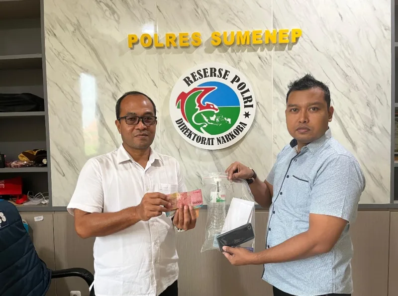 Foto: Kasat Resnarkoba Polres Sumenep AKP Anwar Subagyo, S.H. (kiri) menunjukkan barang bukti kasus dugaan peredaran sabu.