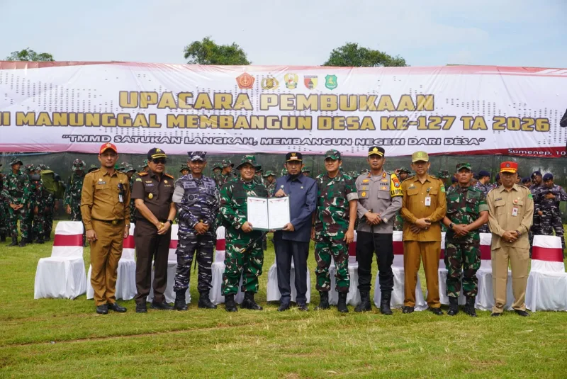 Foto: Dandim 0827/Sumenep Letkol Arm Bendi Wibisono bersama Bupati Sumenep saat pembukaan TMMD ke-127 di Rubaru, Selasa (10/2/2026).