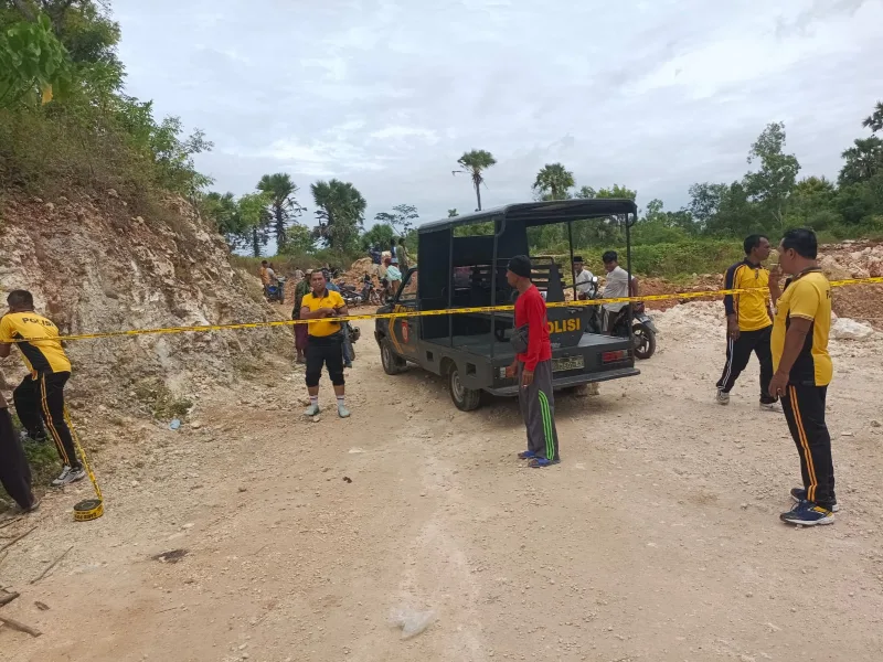 Foto: Petugas kepolisian memasang garis polisi di lokasi kecelakaan mobil pick up yang terperosok ke jurang di Dusun Kembang, Desa Rombasan, Kecamatan Pragaan, Jumat (13/2/2026).