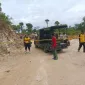 Foto: Petugas kepolisian memasang garis polisi di lokasi kecelakaan mobil pick up yang terperosok ke jurang di Dusun Kembang, Desa Rombasan, Kecamatan Pragaan, Jumat (13/2/2026).