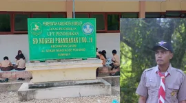 Foto: Tampak papan nama SDN Prambanan 1 Sapudi di Kecamatan Gayam, Kabupaten Sumenep (kiri), serta potret Kepala Sekolah Fathor Rasidi (kanan).