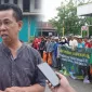 Foto: (Kiri) Kepala DLH Kabupaten Sumenep, Anwar Syahroni Yusuf, A.P., M.Si., (Kanan) Petugas kebersihan dan komunitas peduli lingkungan saat apel kegiatan bersih-bersih.
