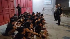 Foto: Kasat Lantas Polres Sumenep AKP Beny Kuncoro memberikan arahan dan pembinaan kepada sejumlah remaja yang terjaring operasi balap liar saat Bulan Ramadhan. 