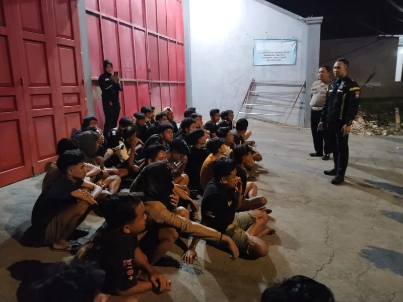 Foto: Kasat Lantas Polres Sumenep AKP Beny Kuncoro memberikan arahan dan pembinaan kepada sejumlah remaja yang terjaring operasi balap liar saat Bulan Ramadhan. 