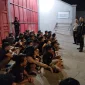 Foto: Kasat Lantas Polres Sumenep AKP Beny Kuncoro memberikan arahan dan pembinaan kepada sejumlah remaja yang terjaring operasi balap liar saat Bulan Ramadhan. 