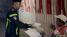 Foto: AKP Beny Kuncoro, S.Tr.K., S.I.K., Kasat Lantas Polres Sumenep, menyerahkan santap sahur kepada warga dalam kegiatan Polantas Menyapa Sahur Off The Road di Kota Sumenep.