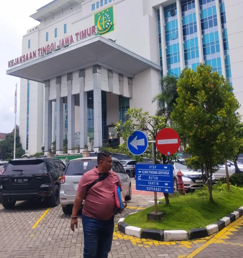 Foto: Ketua Umum LSM TOPAN saat mendatangi kantor Kejaksaan Tinggi Jawa Timur di Surabaya untuk menindaklanjuti laporan dugaan penyimpangan Dana Desa Poja.