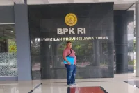 Foto: Ketua LSM TOPAN, H. Tri Ahmad Al-Hosaini, saat berada di kantor BPK RI Perwakilan Provinsi Jawa Timur di Sidoarjo. 