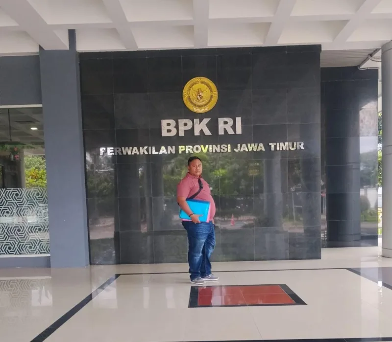 Foto: Ketua LSM TOPAN, H. Tri Ahmad Al-Hosaini, saat berada di kantor BPK RI Perwakilan Provinsi Jawa Timur di Sidoarjo. 