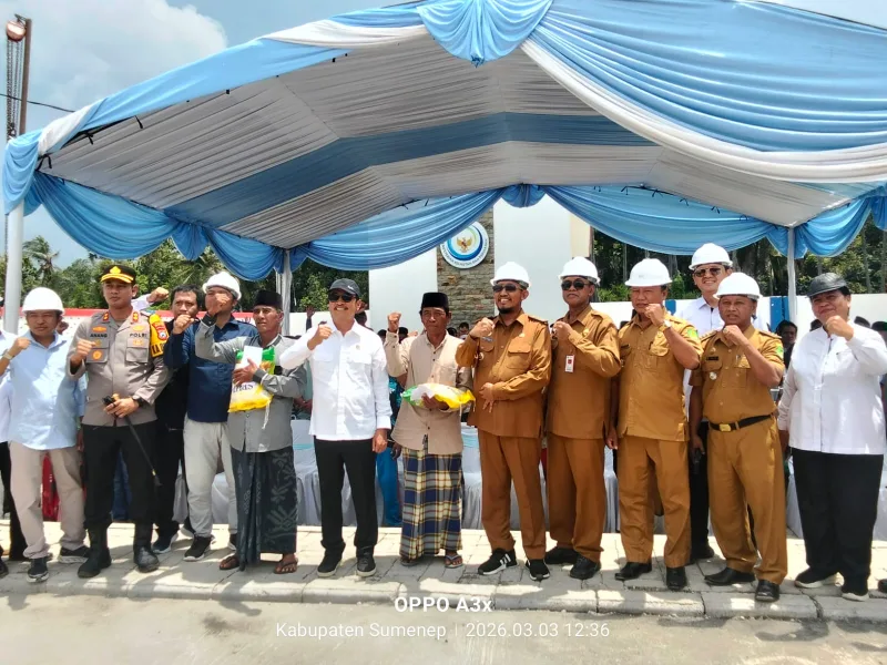 Foto: Menteri Kelautan dan Perikanan RI, Sakti Wahyu Trenggono, berfoto bersama Forkopimda dan perwakilan nelayan saat kunjungan kerja di Kampung Nelayan Merah Putih, Desa Dapenda, Kabupaten Sumenep, Selasa (03/03/2026).