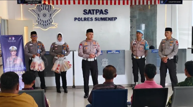 Foto: Kanit Regident Satlantas Kepolisian Resor Sumenep, Rizky Dwi Arifianto, bersama jajaran petugas Satpas SIM.