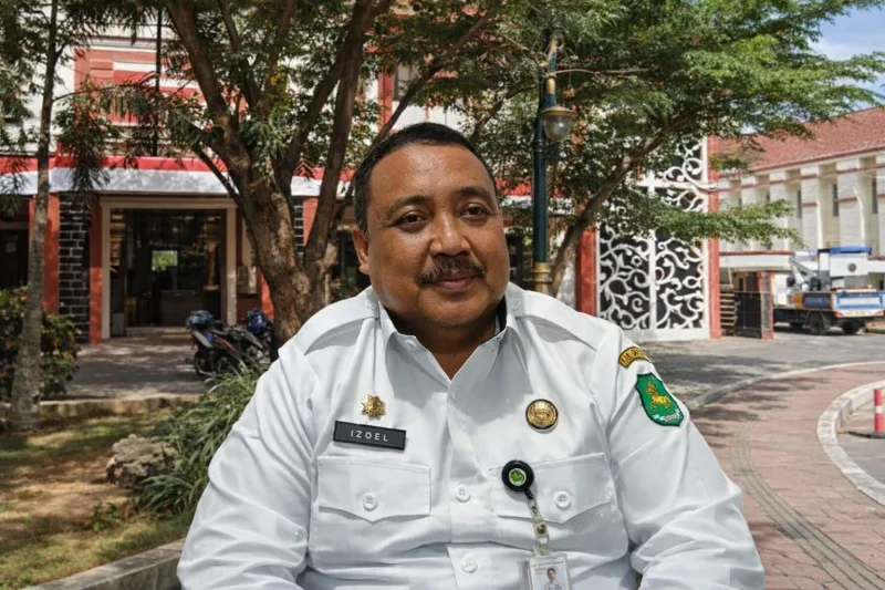 Foto: PLT Kepala Disperkimhub Sumenep, Achmad Dzulkarnain, dengan latar belakang Kantor Disperkimhub Kabupaten Sumenep.