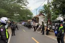 Foto: Kasat Lantas Polres Sumenep, Beny Kuncoro, bersama jajaran mengatur lalu lintas di Pantai Slopeng.