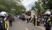 Foto: Kasat Lantas Polres Sumenep, Beny Kuncoro, bersama jajaran mengatur lalu lintas di Pantai Slopeng.