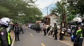 Foto: Kasat Lantas Polres Sumenep, Beny Kuncoro, bersama jajaran mengatur lalu lintas di Pantai Slopeng.