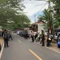 Foto: Kasat Lantas Polres Sumenep, Beny Kuncoro, bersama jajaran mengatur lalu lintas di Pantai Slopeng.