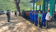 Foto: Apel kesiapsiagaan personel gabungan, termasuk BKO Airud Polda Jatim KP X 1037, dalam rangka pengamanan wisata Pantai Lombang, Sumenep.