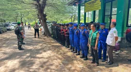 Foto: Apel kesiapsiagaan personel gabungan, termasuk BKO Airud Polda Jatim KP X 1037, dalam rangka pengamanan wisata Pantai Lombang, Sumenep.