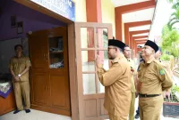 Foto: Bupati Sumenep, Achmad Fauzi Wongsojudo, meninjau langsung pelaksanaan TKA 2026 di salah satu SMP di Sumenep.