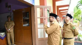 Foto: Bupati Sumenep, Achmad Fauzi Wongsojudo, meninjau langsung pelaksanaan TKA 2026 di salah satu SMP di Sumenep.