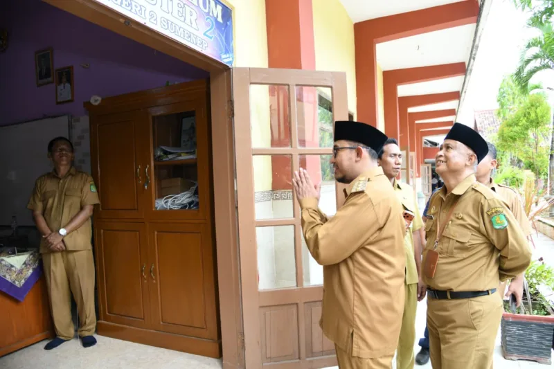 Foto: Bupati Sumenep, Achmad Fauzi Wongsojudo, meninjau langsung pelaksanaan TKA 2026 di salah satu SMP di Sumenep.